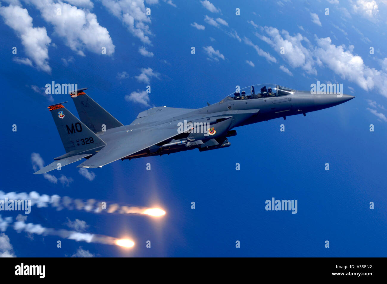 Una forza aerea F 15E Strike Eagle incendi durante il corso di formazione. Foto Stock