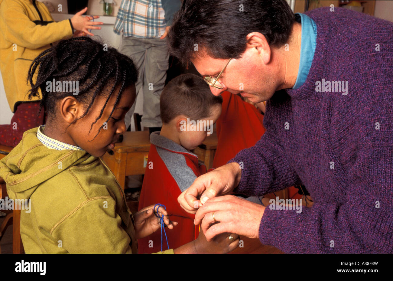 Classe 1 insegnante che mostra il bambino una stringa finger gioco Edinburgh Rudolf Steiner scuola scozzese di Edimburgo REGNO UNITO Foto Stock