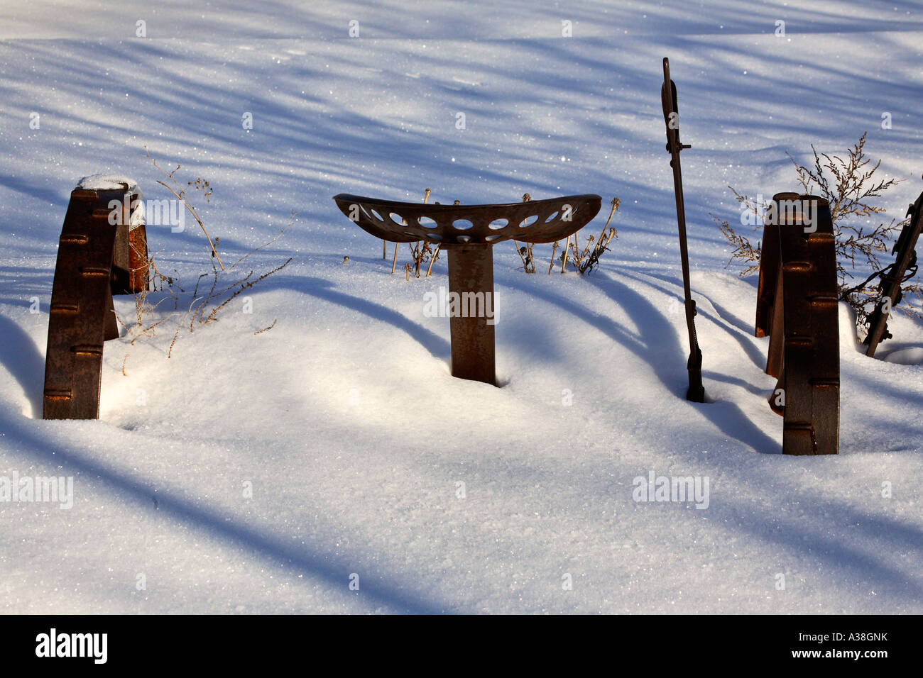 Antiquariato tosaerba di acciaio nel cumulo di neve Foto Stock