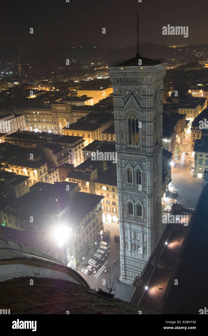 Un ampio angolo di vista su Firenze di notte dal Duomo pubblica della piattaforma di visualizzazione che mostra il campanile di Giotto. Foto Stock