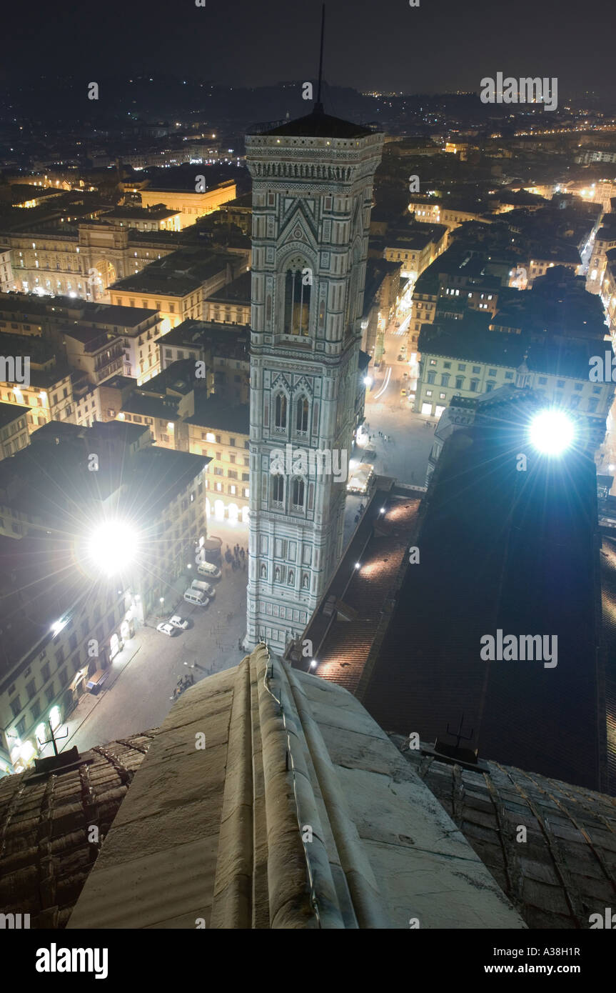 Un ampio angolo di vista su Firenze di notte dal Duomo pubblica della piattaforma di visualizzazione che mostra il campanile di Giotto. Foto Stock