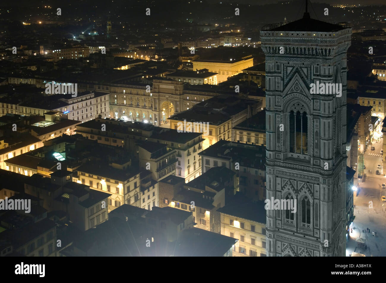Una vista su Firenze di notte dal Duomo pubblica della piattaforma di visualizzazione che mostra il campanile di Giotto sulla destra. Foto Stock