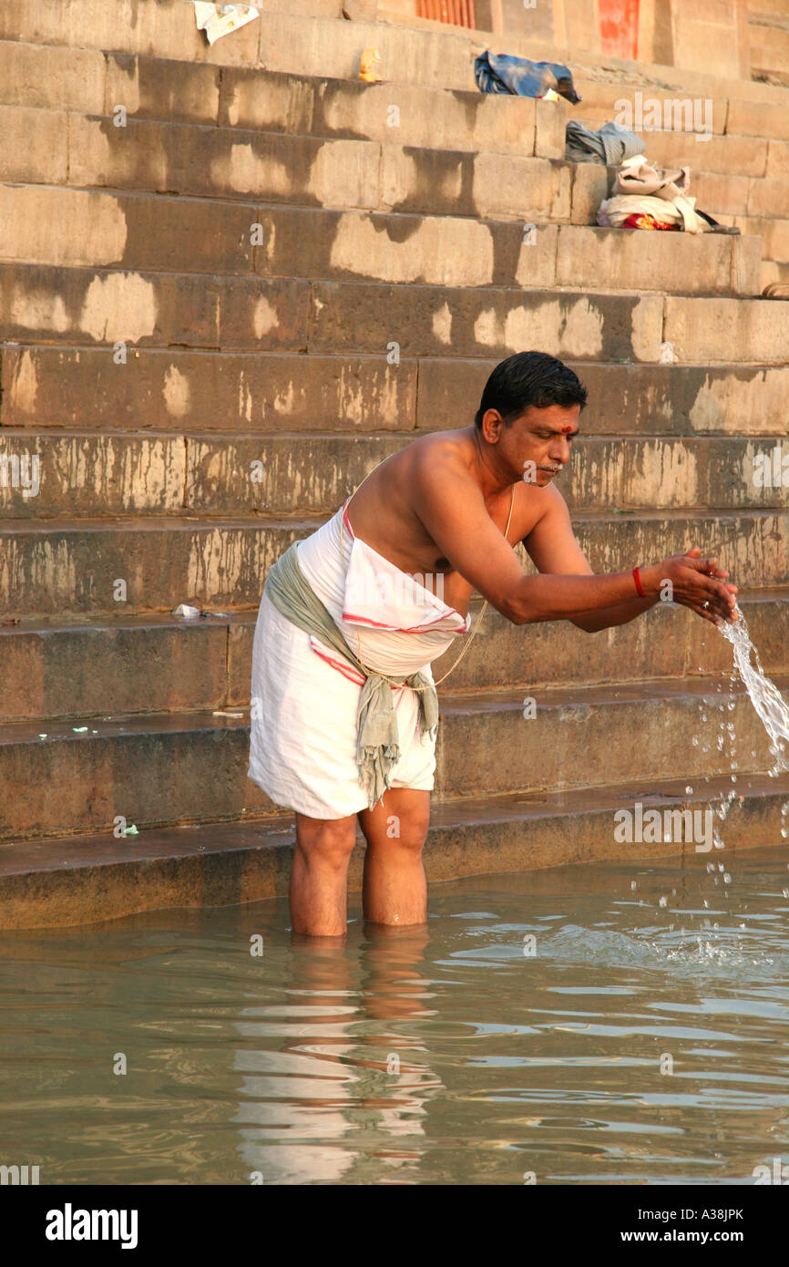 Pellegrino a pregare nella mattina in anticipo sulla banca del fiume Gange, Varanasi, Uttar Pradesh, India Foto Stock