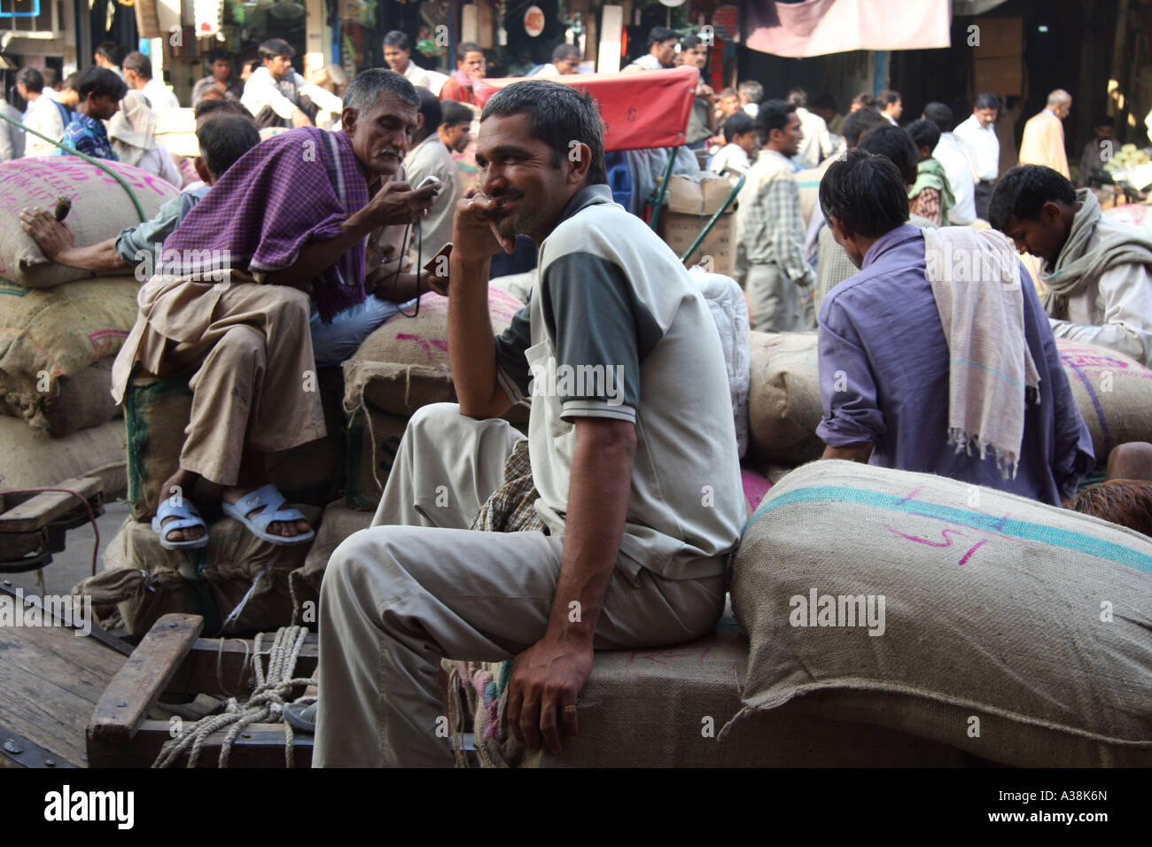 Local avente un riposo in mezzo di un 'dual carreggiata' Chandni Chowk, Vecchia Delhi, India Foto Stock