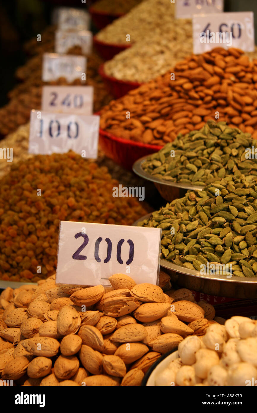 Numerose spezie per la vendita nel mercato delle spezie off Chandni Chowk, Vecchia Delhi, India Foto Stock