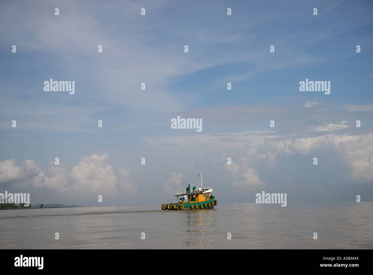 La pesca a strascico lasciando Sandakan voce fuori attraverso il mare di Sulu, Sabah Borneo, Malaysia Foto Stock