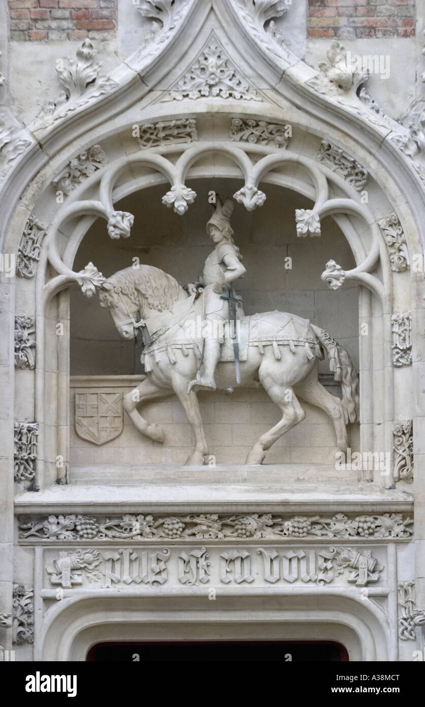 Statua di Lodewijk van Gruuthuse, Gruuthuse house e museo Bruges Belgio Foto Stock