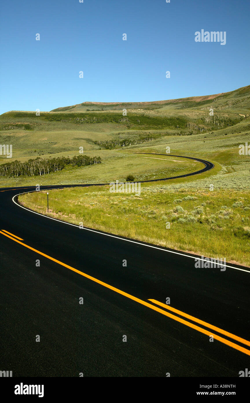 Autostrada curve con un Orange Center lo striping, Utah Foto Stock