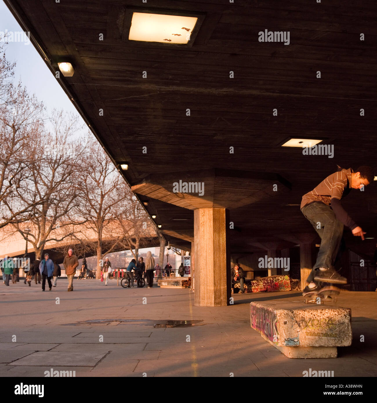Guidatore di skateboard sulla South Bank di Londra Inghilterra REGNO UNITO Foto Stock