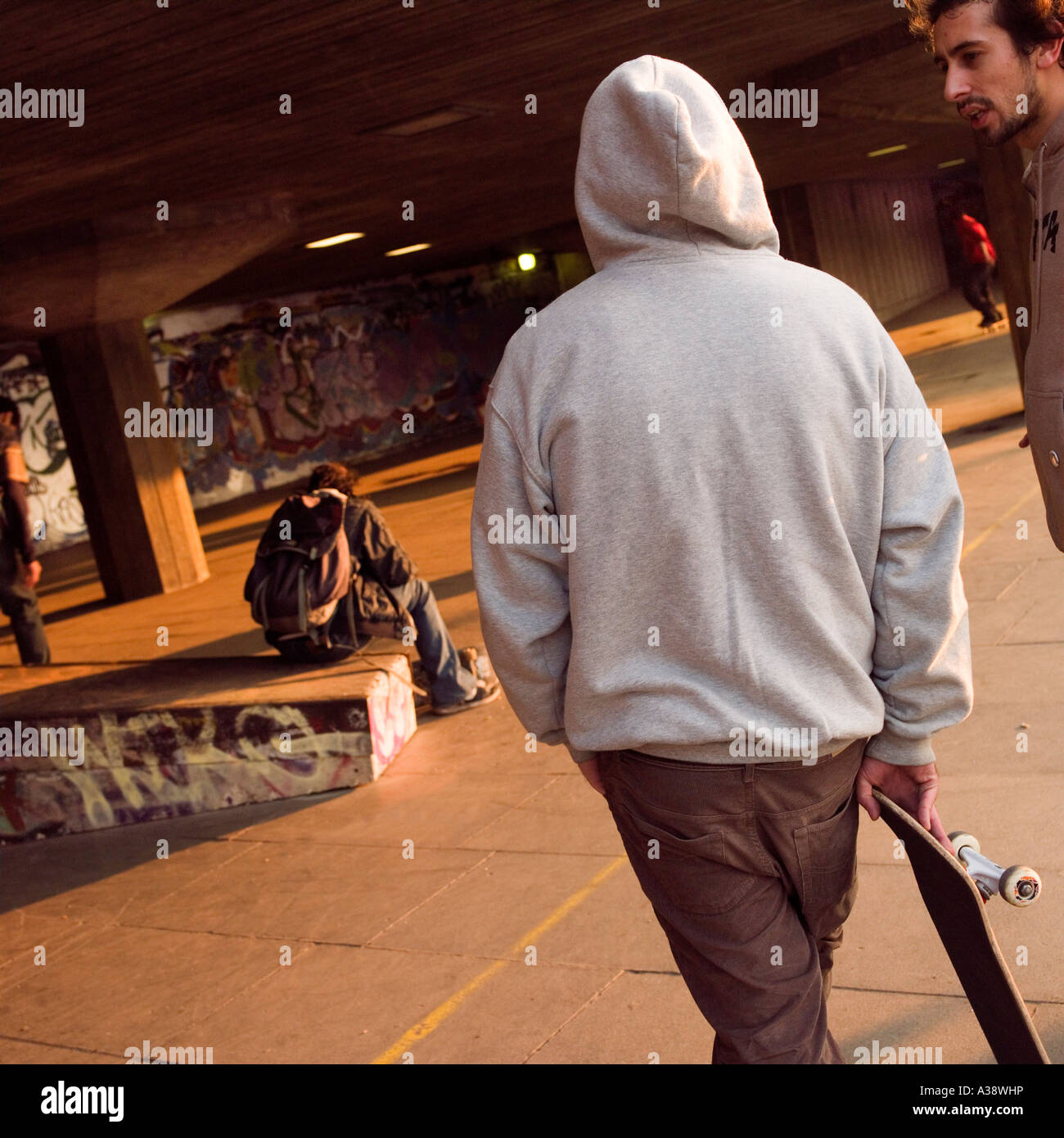 Skateboarders sulla South Bank di Londra Inghilterra REGNO UNITO Foto Stock