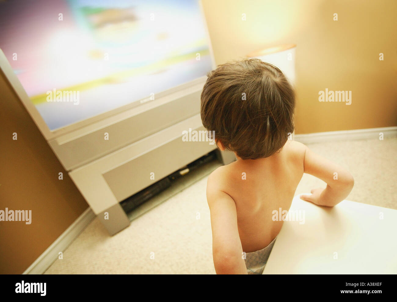 Un giovane bambino guardi la TV Foto Stock