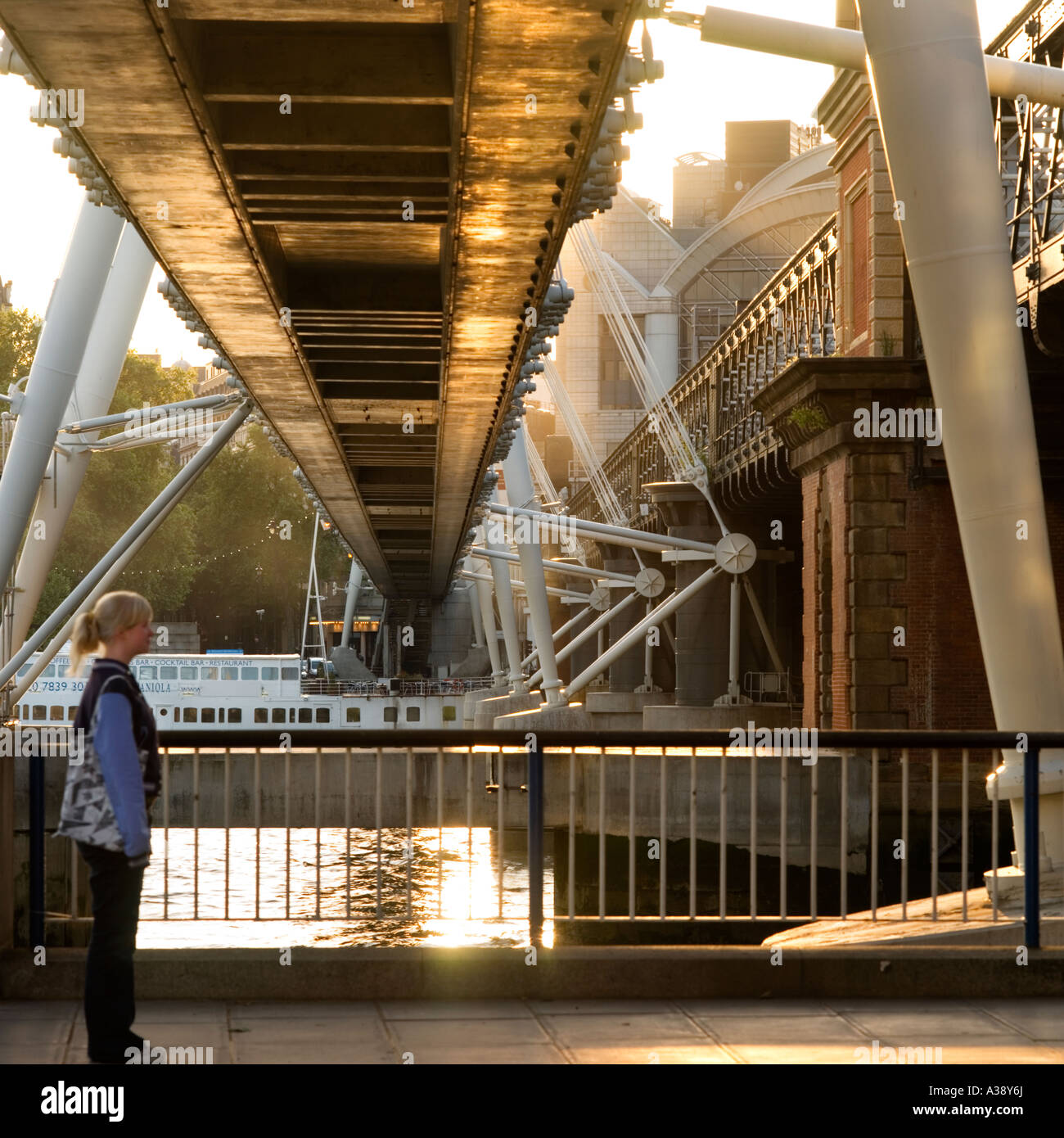 Tramonto sul Hungerford e il Golden Jubilee ponti che attraversano il fiume Tamigi Londra Inghilterra REGNO UNITO Foto Stock