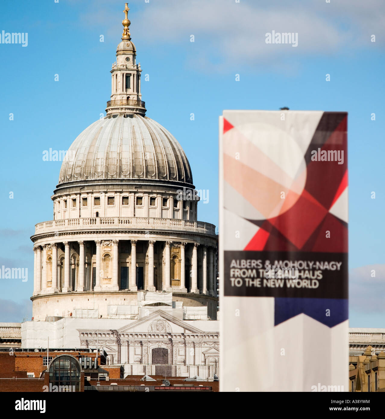 Cupola di St Pauls con un Manifesto Bauhaus dalla Tate Modern Londra Inghilterra REGNO UNITO Foto Stock