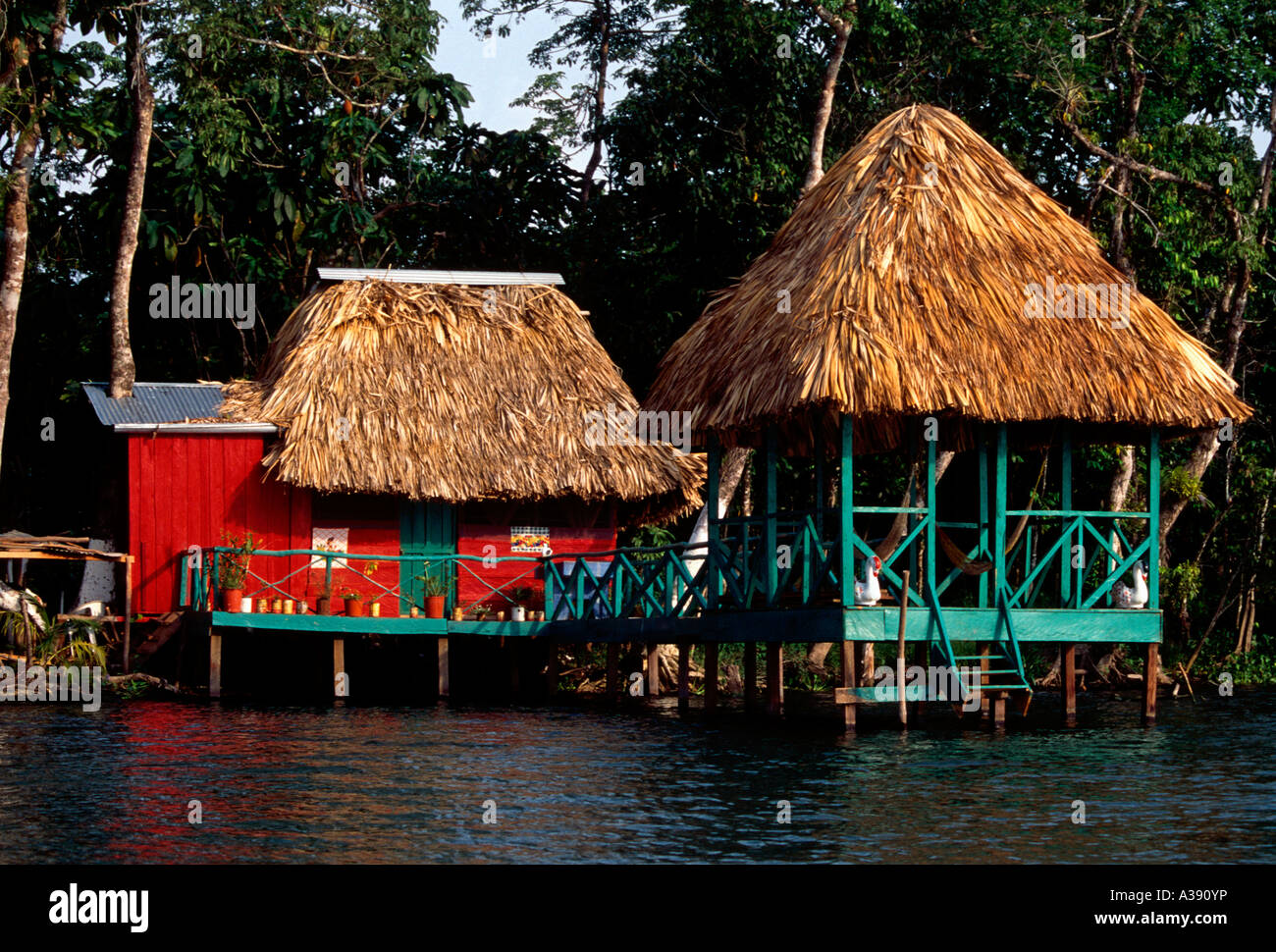 Casa su palafitte lungo il Rio Dulce Dulce Fiume El Relleno Izabal Dipartimento Guatemala Foto Stock