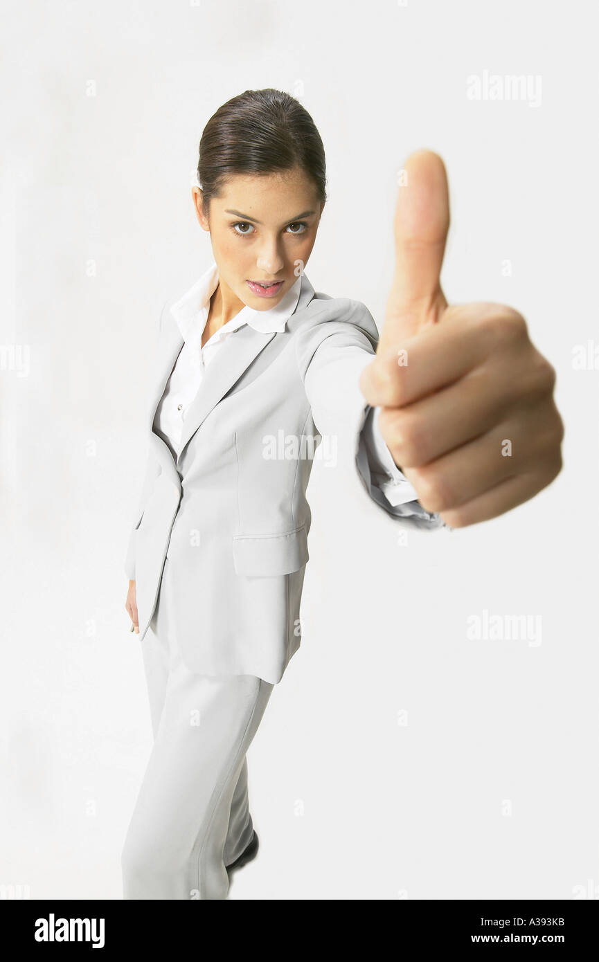 Una donna di carriera gesto un pollice Foto Stock