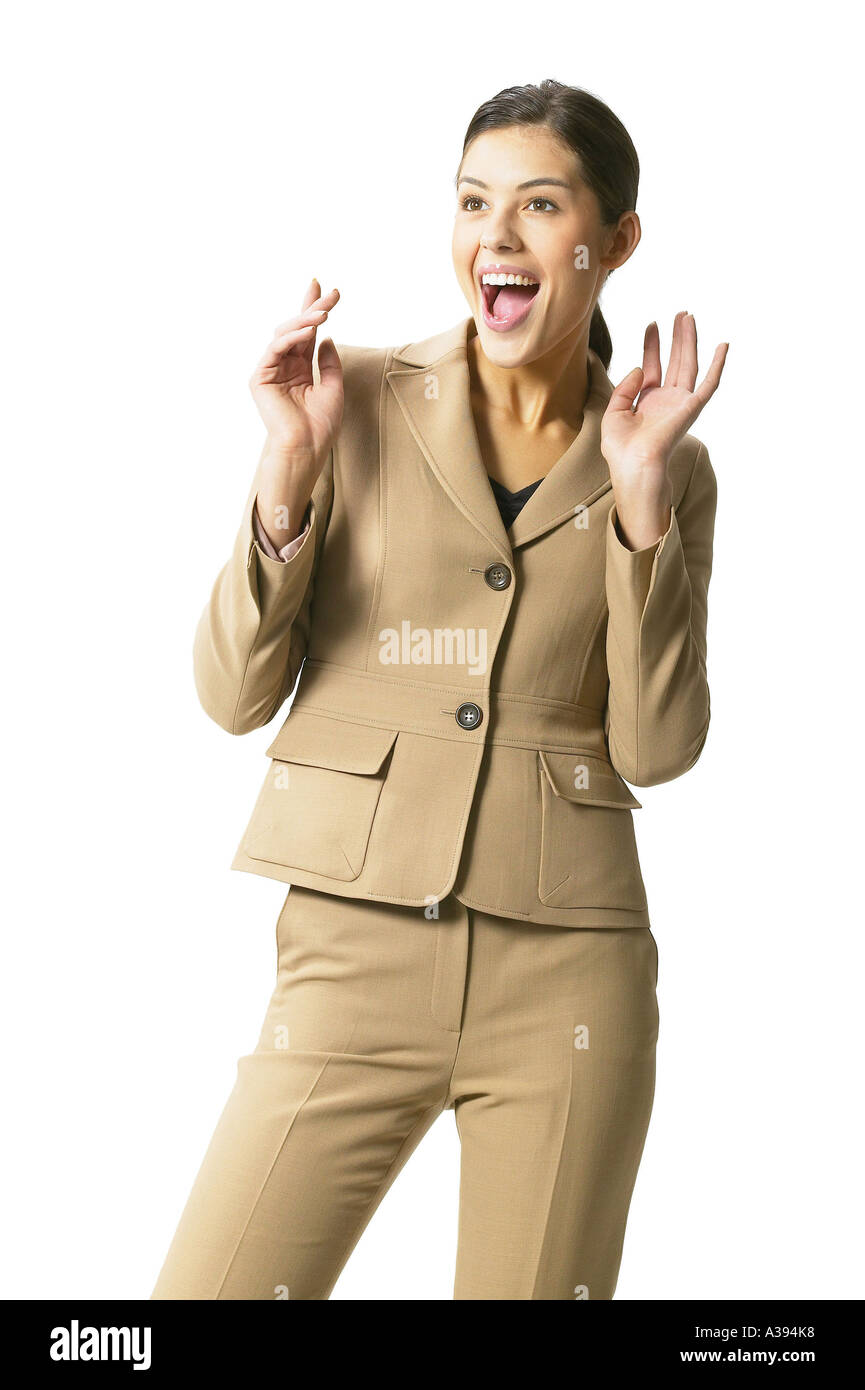 Una donna di carriera sorride radiosamente mettendo le mani in alto. Foto Stock