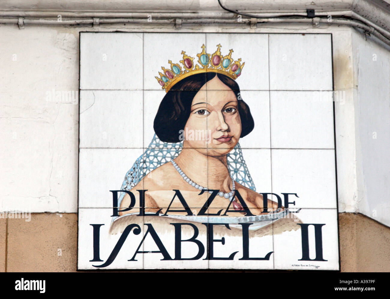 Le piastrelle di ceramica formano il nome segno per Plaza de Isabel II, Madrid Foto Stock