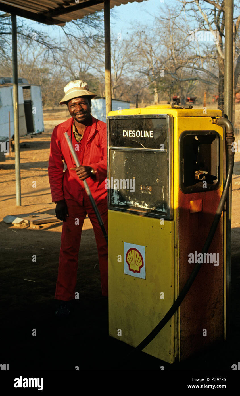 Operatore della pompa usando una pompa a mano dello Zimbabwe Foto Stock