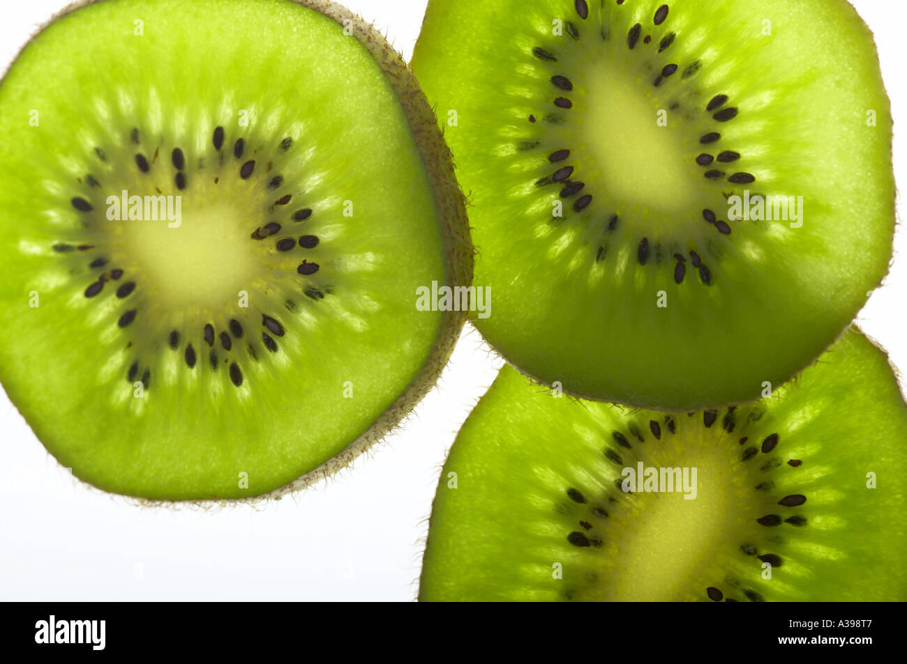 Fette di kiwi su superfici di colore bianco Foto Stock