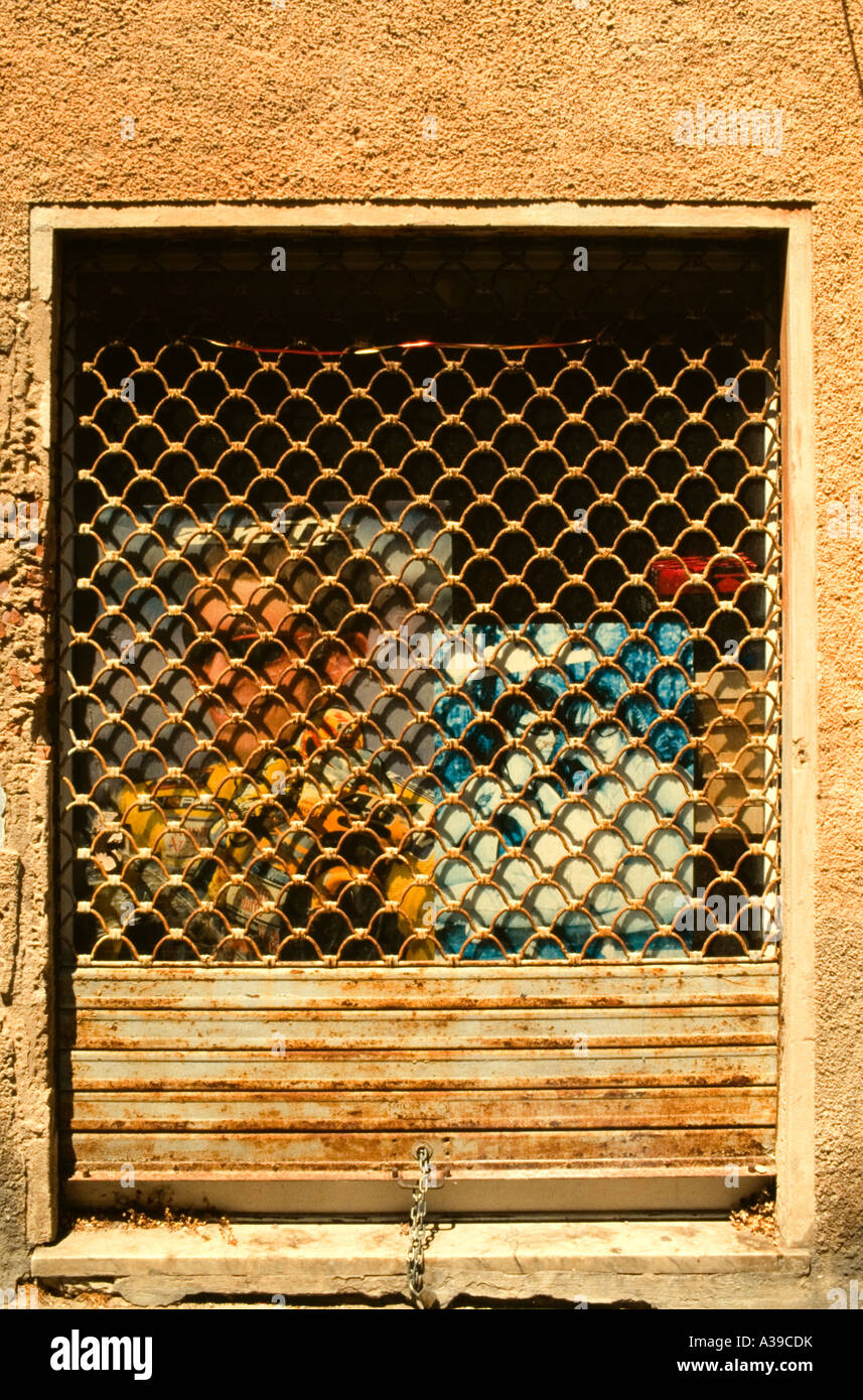 Shop, chiuso, gate, ferro, parete, foto, cartelloni, luce, sun Foto Stock