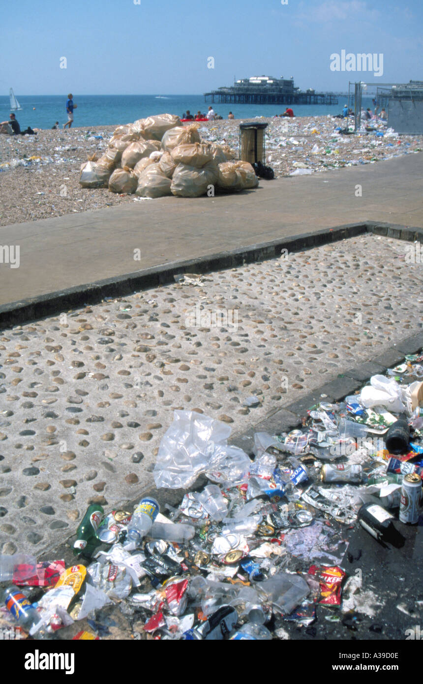 Rifiuti sinistra sulla spiaggia di Brighton dopo Fat Boy Slim party Agosto 2002 Foto Stock