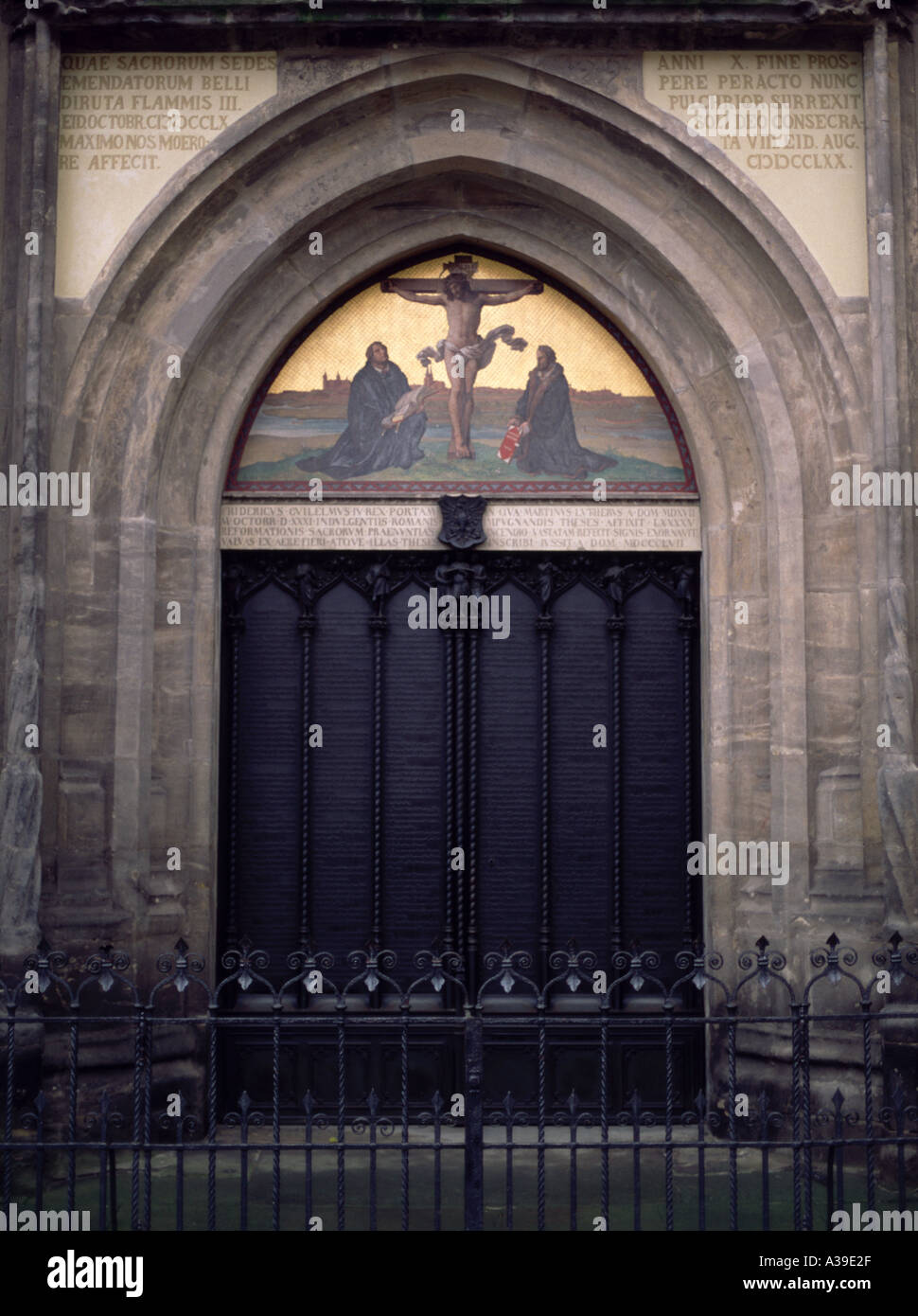 Martin Lutero s tesi sull'Schlosskirche in Wittenberg Foto Stock