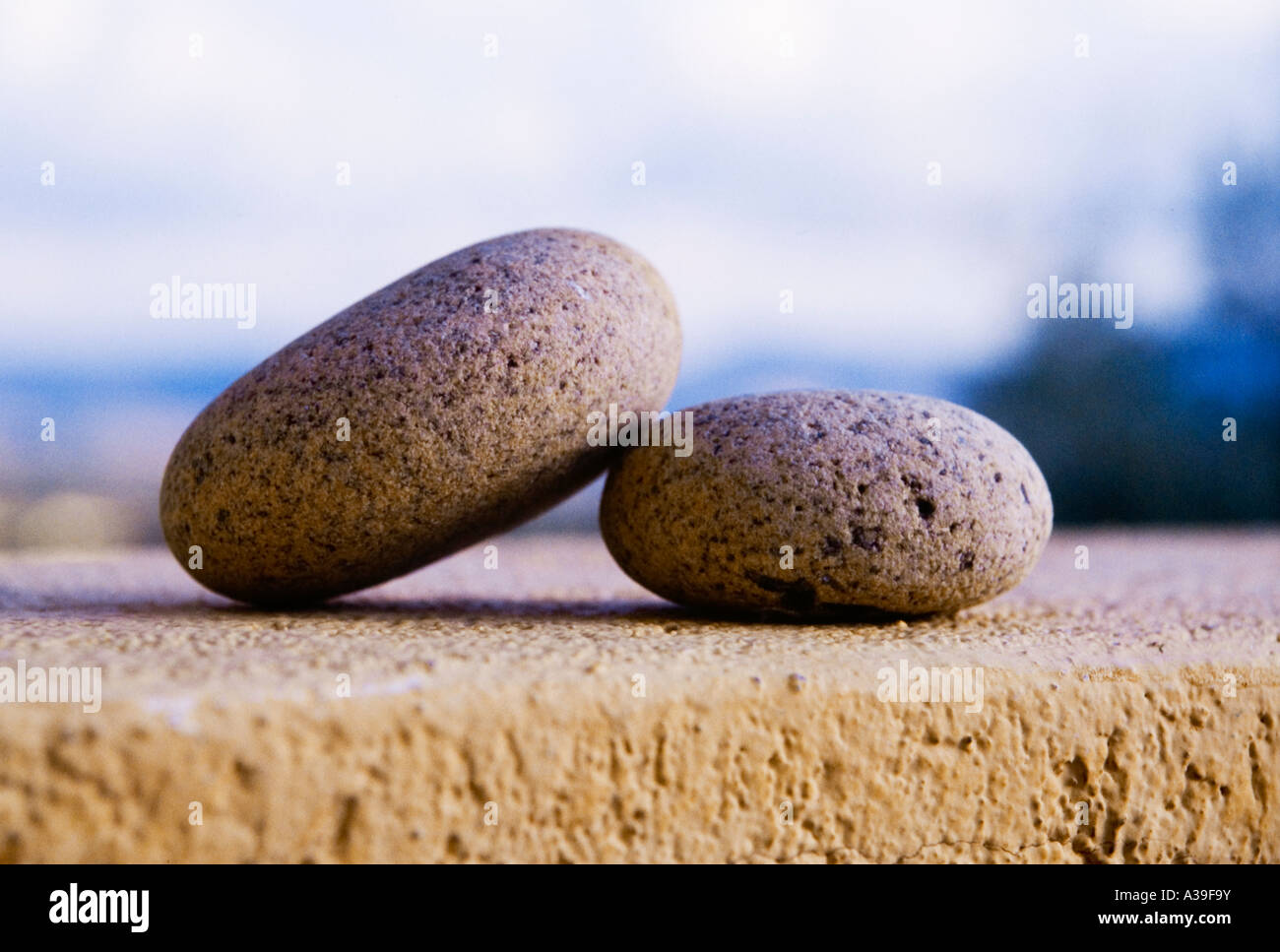 La pietra, roccia, due volte, sun, ombra, rotondo, dettaglio, close up, parete ruvida, composizione, orizzontale, natura, difficili Foto Stock