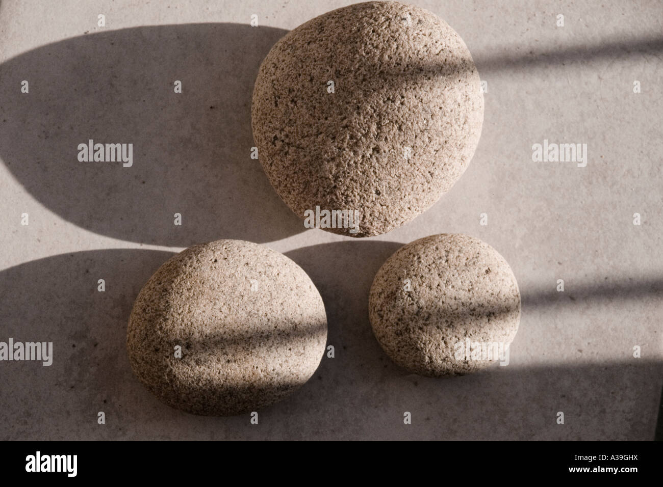 Tre Pietre, rock, sun, ombra, rotondo, dettaglio, close up, ruvida, composizione, verticale, natura ruvida, pietra, roccia, sun Foto Stock