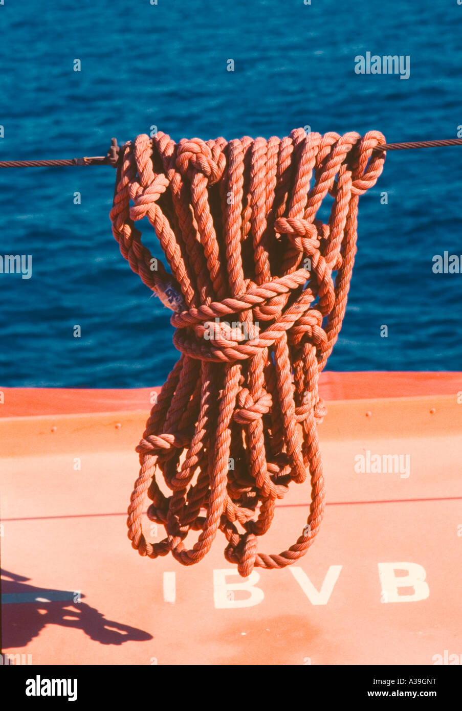 I trasporti marittimi, nave traghetto, turismo, aiuti, attrezzature, pericolo, emergenza arancio, corda, trasparente, blu, marine, sicurezza Foto Stock