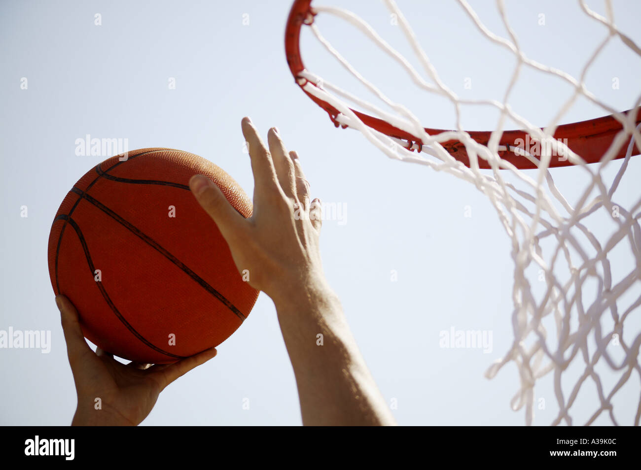 Giocatore di basket s mani con sfera Foto Stock