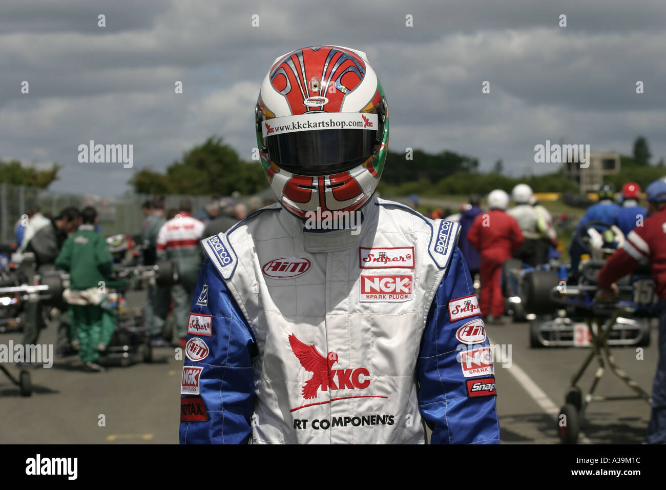 Rotax Max kart passeggiate lungo la pit lane indossando il casco Nutts Corner Motorsports centro sulla pista kart Foto Stock