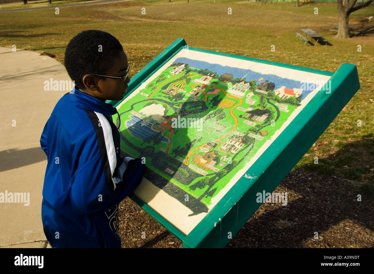 Giovani African American boy guardando la Casa della Farfalla scheda Directory in Chesterfield Missouri USA Foto Stock