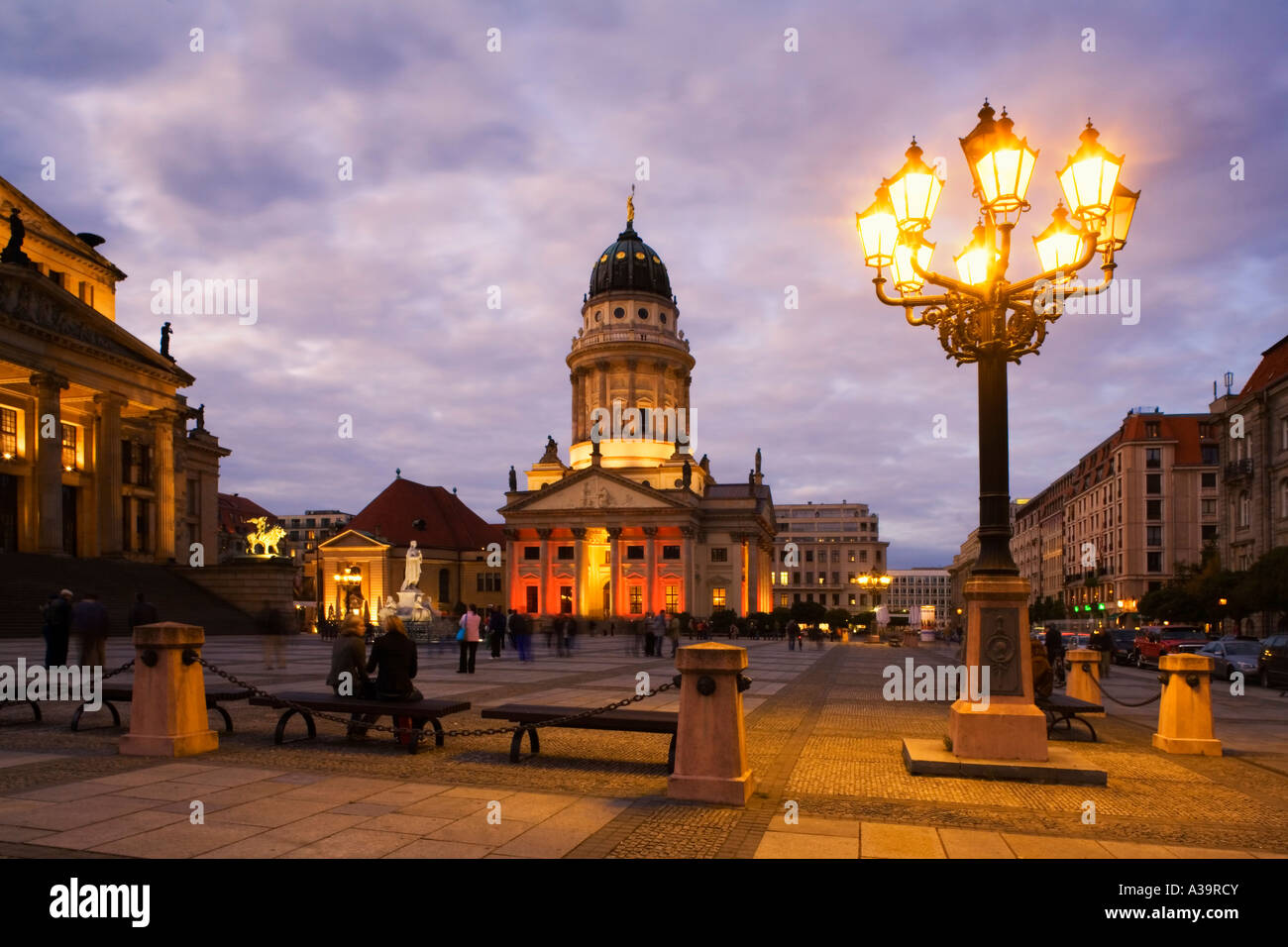 Berlin mitte gendarmenmarkt cupola tedesco laterne al crepuscolo Foto Stock