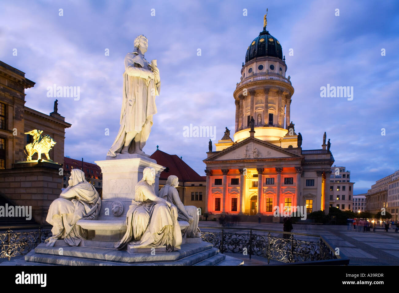 Berlin mitte gendarmenmarkt cupola tedesco laterne al crepuscolo Foto Stock