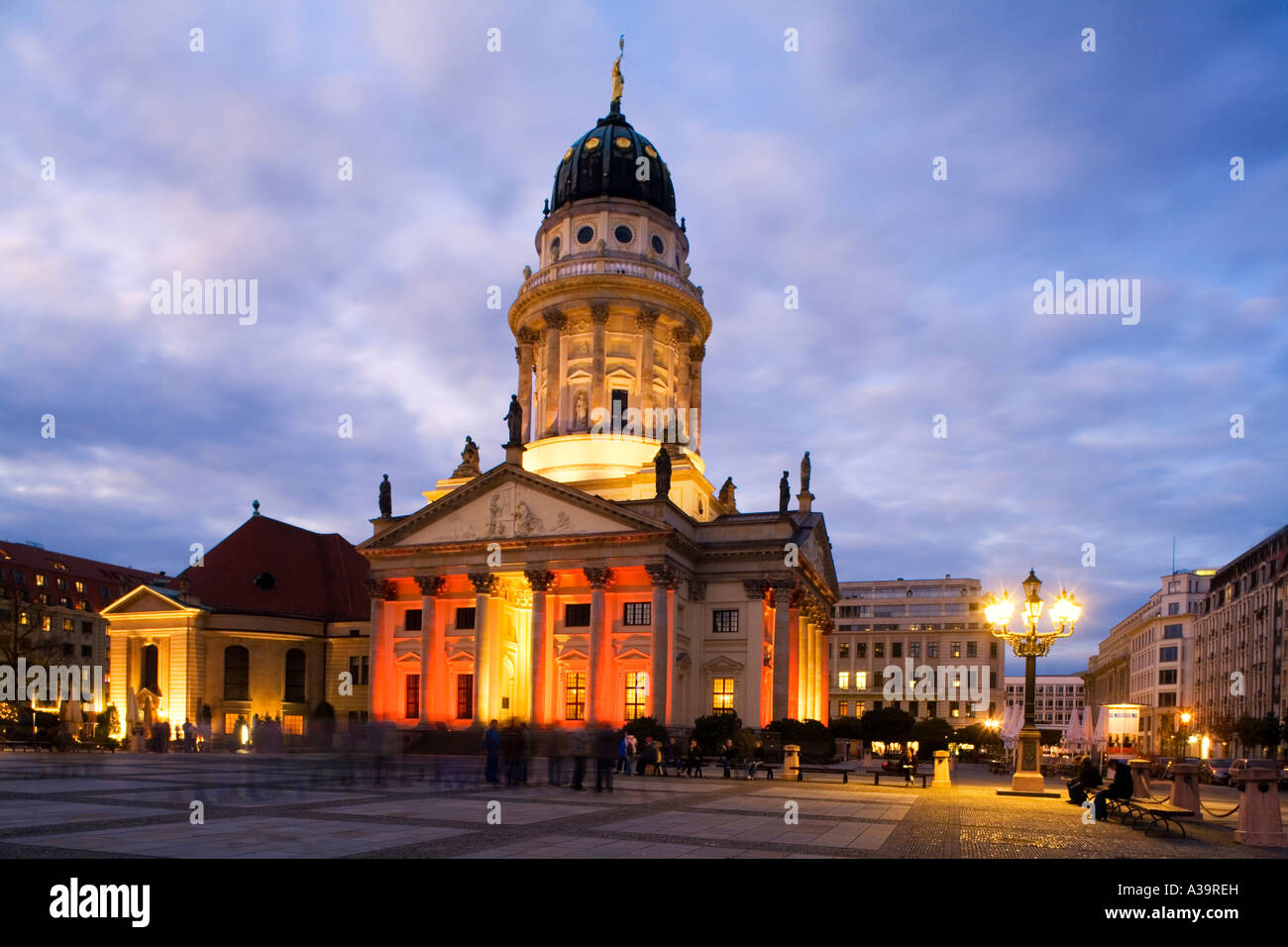 Berlin mitte gendarmenmarkt cupola tedesco laterne al crepuscolo Foto Stock