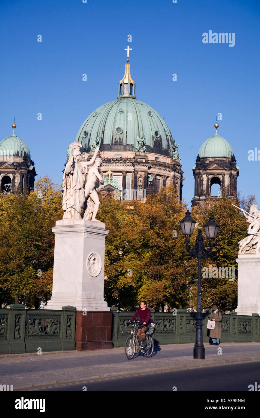 Berliner Dome ponte del castello le sculture di Schinkel Unter den Linden Schlossbruecke Skulpturen von Schinkel Foto Stock