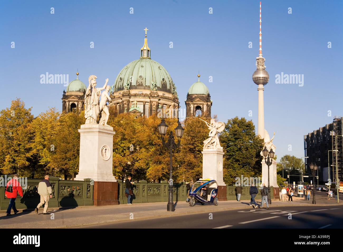 Berliner Dome ponte del castello le sculture di Schinkel Unter den Linden Schlossbruecke Skulpturen von Schinkel Foto Stock