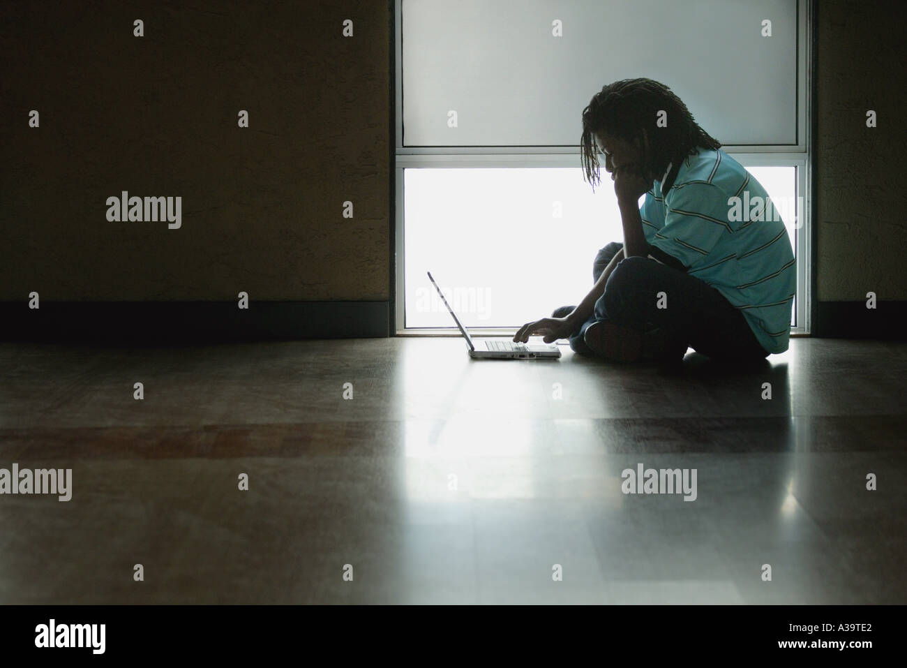 Studenti che lavorano su laptop Foto Stock
