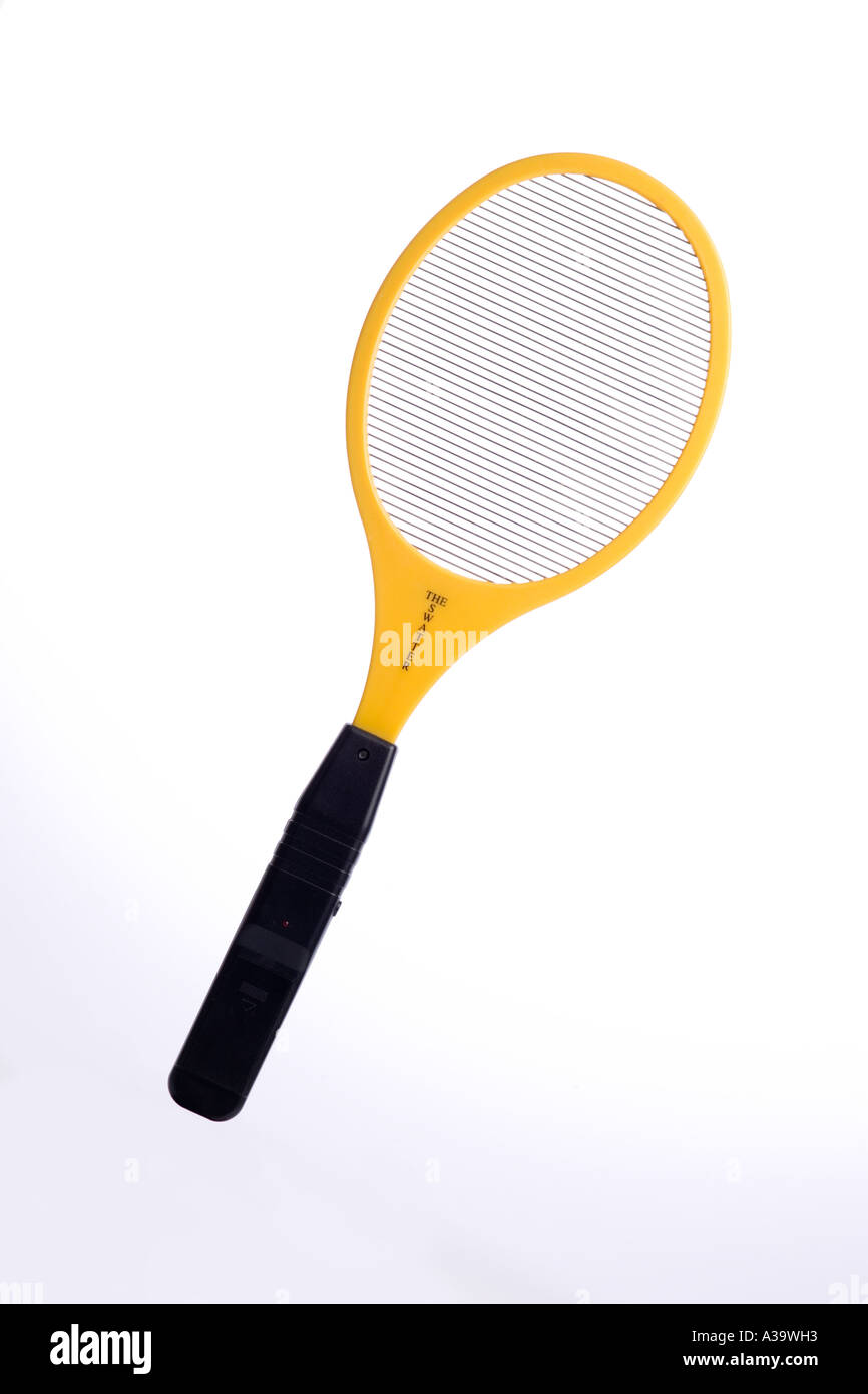 Electric fly swatter utilizzando alta tensione generata dal circuito alimentato dalla batteria all'interno dell'impugnatura Foto Stock