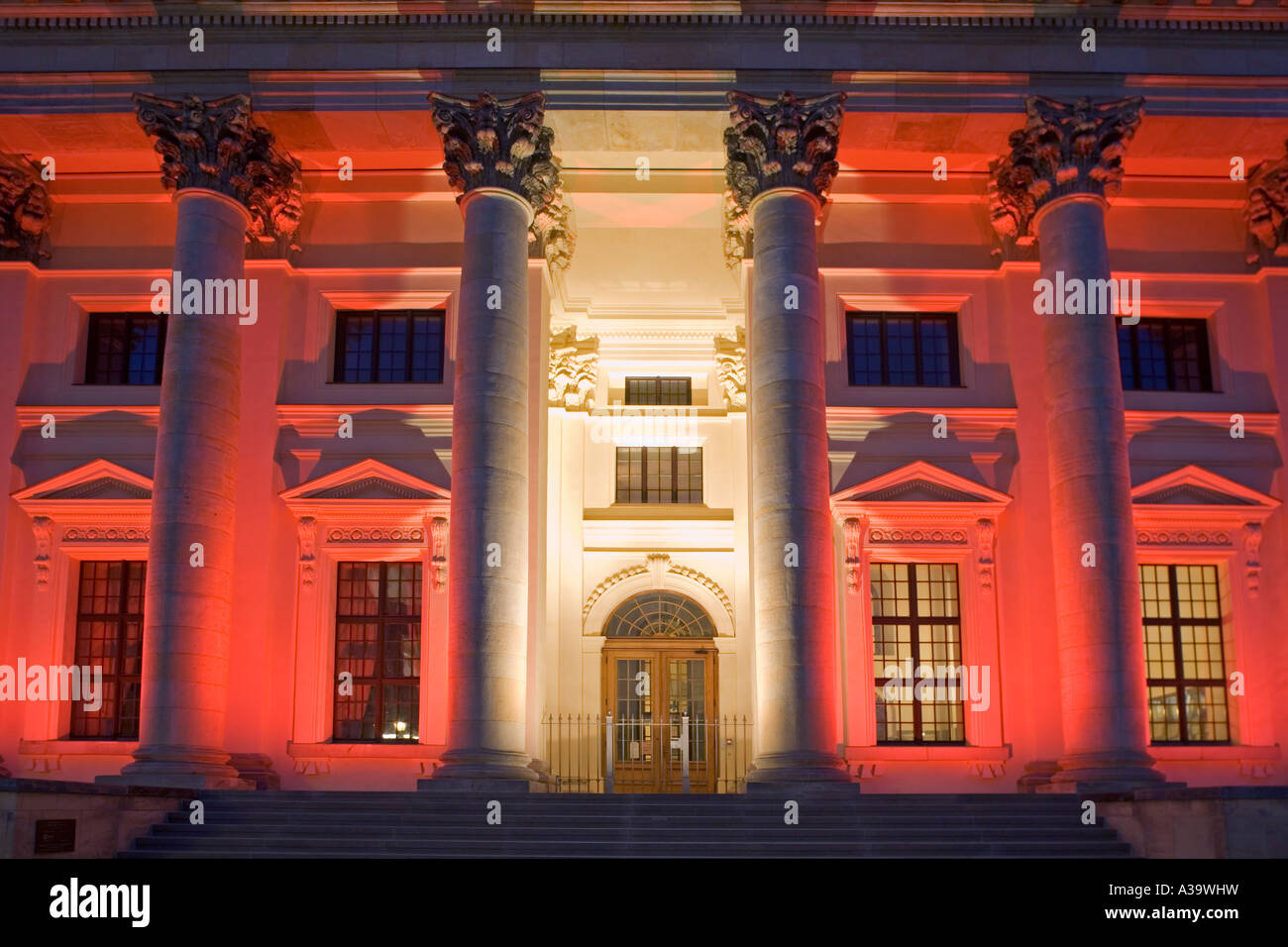 Berlin mitte gendarmenmarkt tedesco al crepuscolo dome laterne festa delle luci colonne Foto Stock
