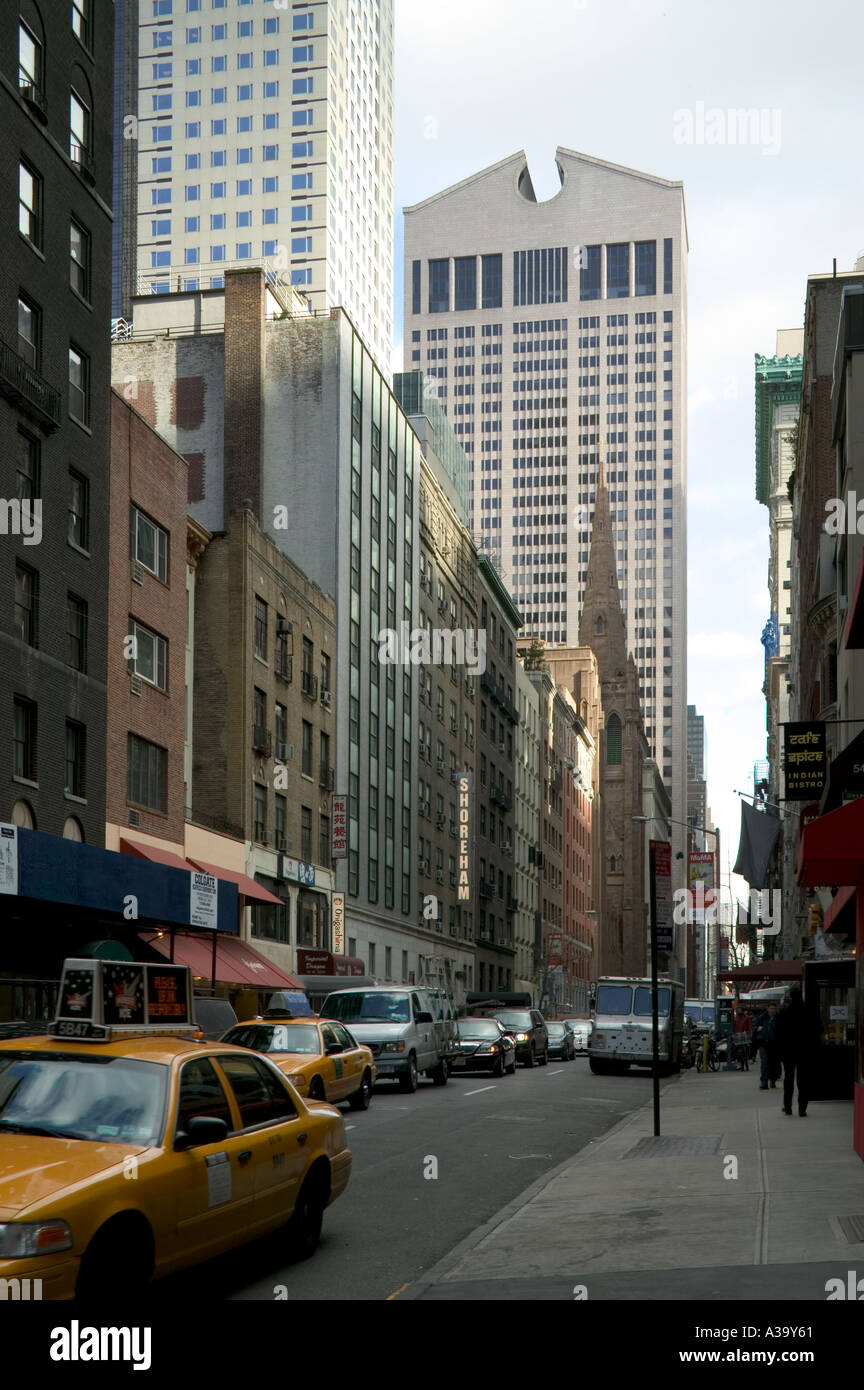 ATandT edificio, ora Sony Building, 560 Madison Avenue at 56th Street, New York City, 1984. Architetto: Philip Johnson Foto Stock ATandT edificio, ora Sony Building, 560 Madison Avenue at 56th Street, New York City, 1984. Architetto: Philip Johnson Foto Stock