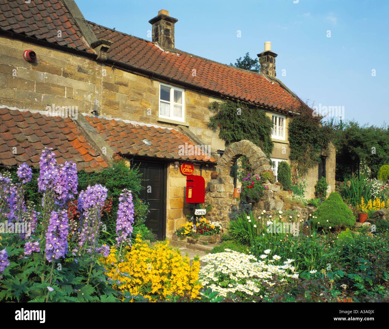 GB YORKSHIRE North York Moors bassa MILL POST OFFICE Foto Stock