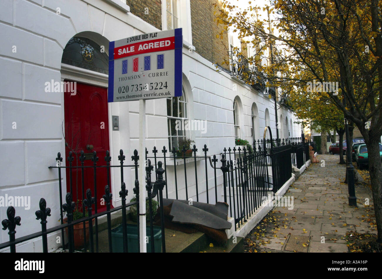 In vendita segni in strade urbane di Londra Foto Stock