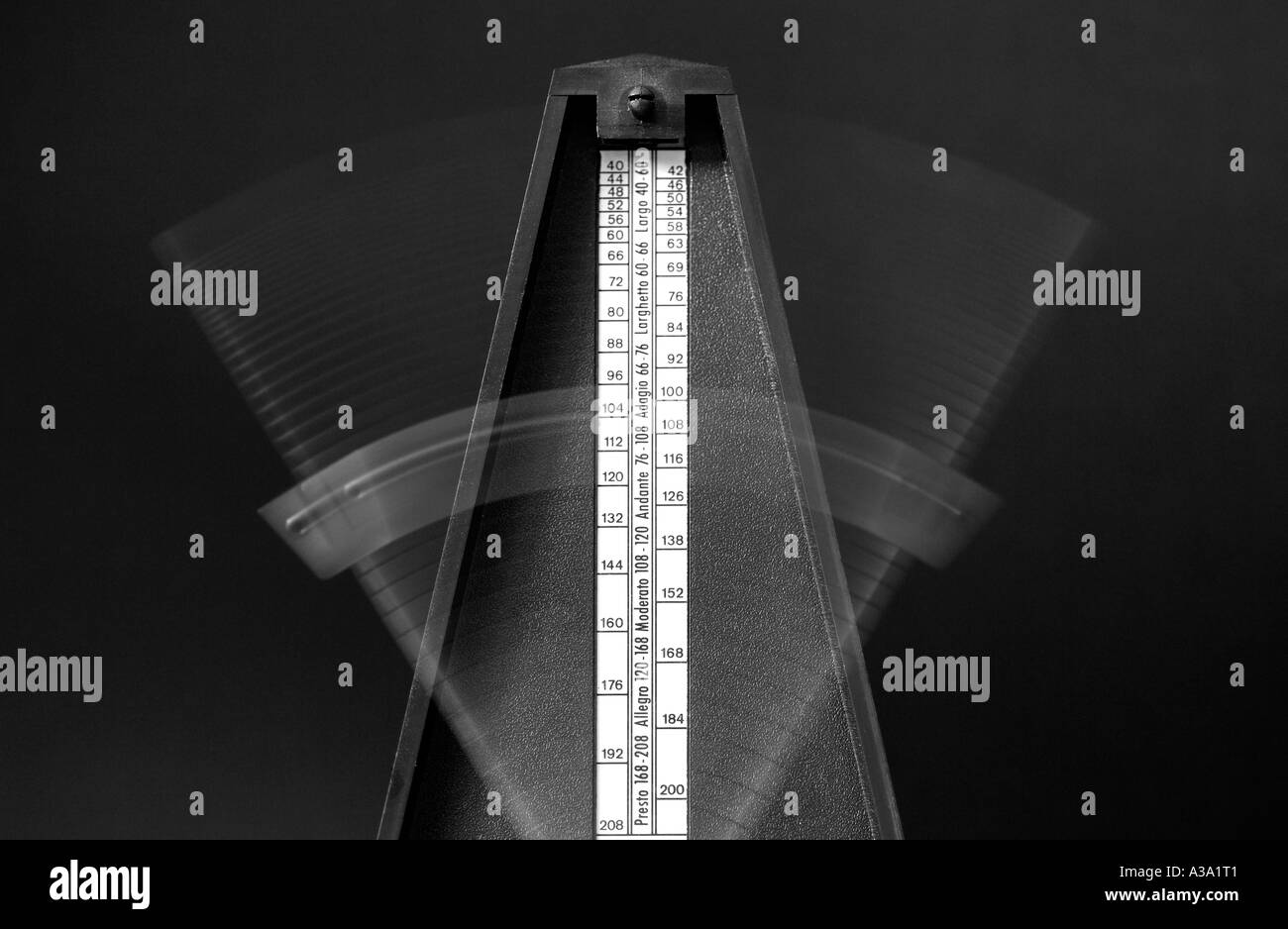 Sfocata braccio mobile su un musicisti metronomo meccanico. Credito: Malcolm Park/Alamy. Foto Stock