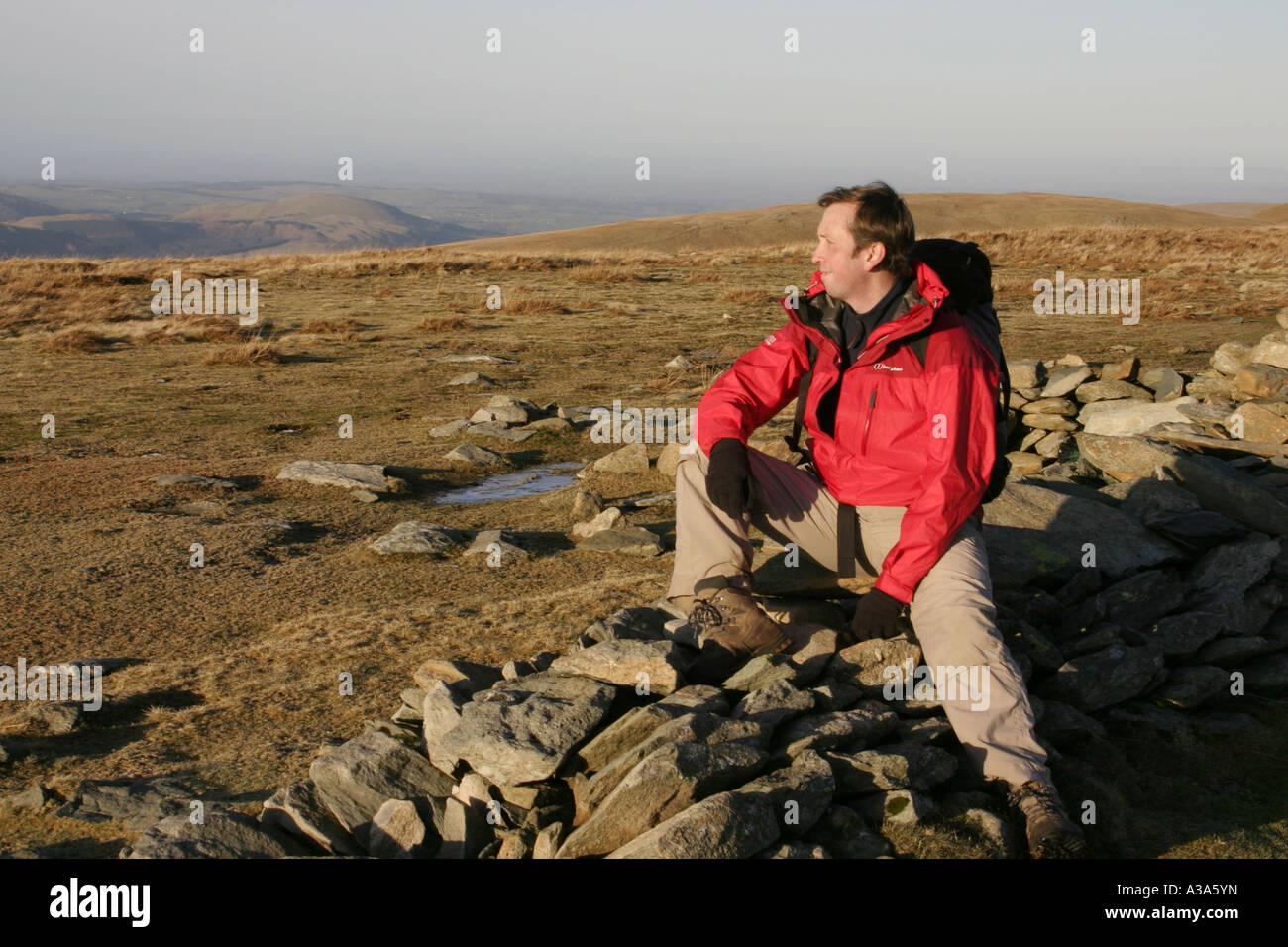 Un walker in appoggio su High Street, Lake District Foto Stock