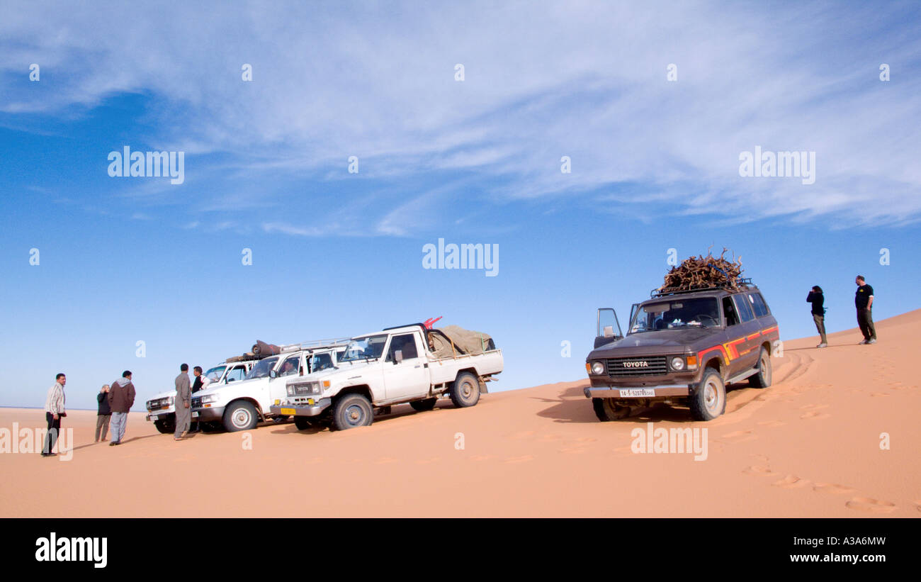 La trazione a quattro ruote motrici safari nel deserto del Sahara Libia Foto Stock