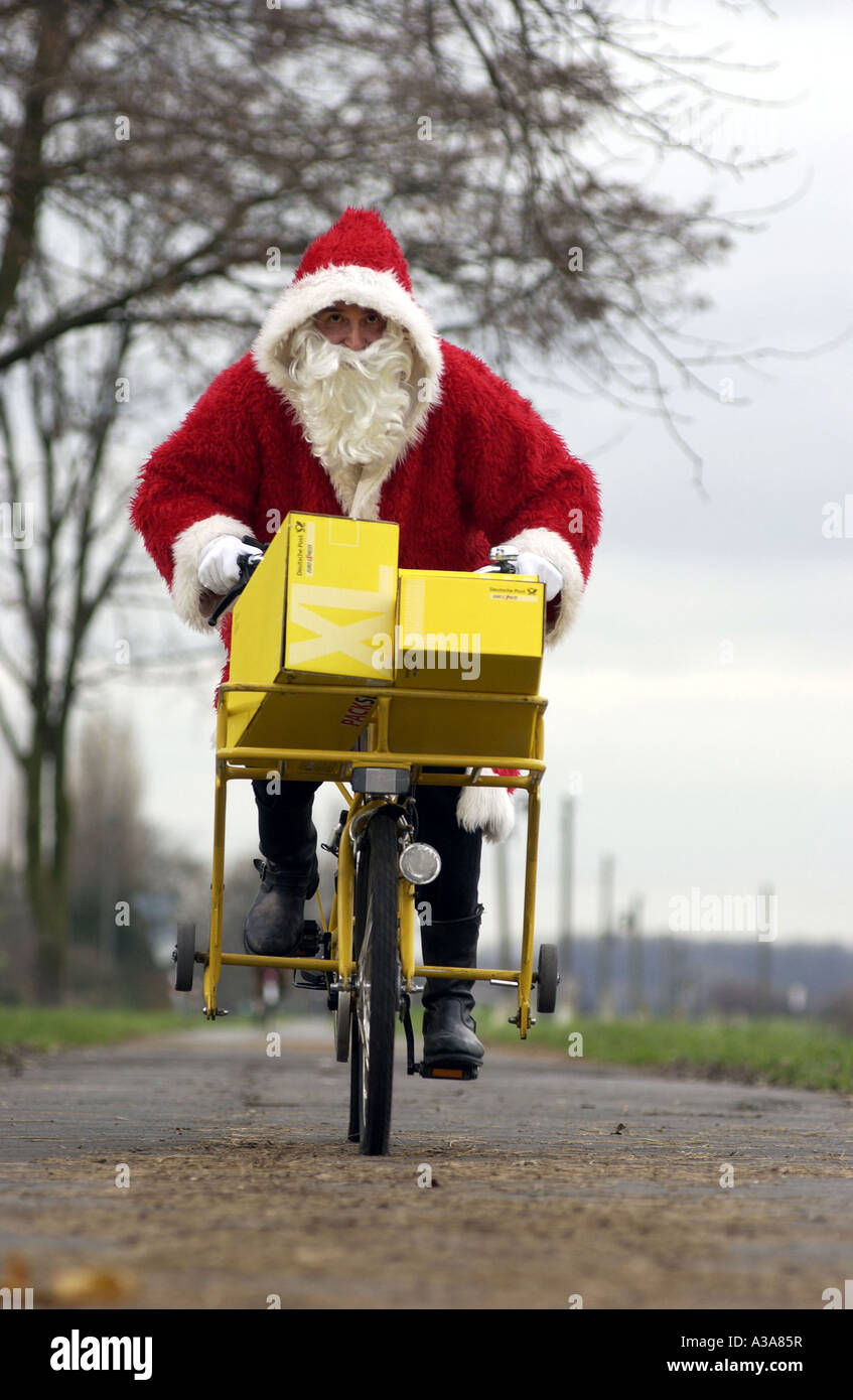 Babbo Natale su una bicicletta caricato Foto Stock