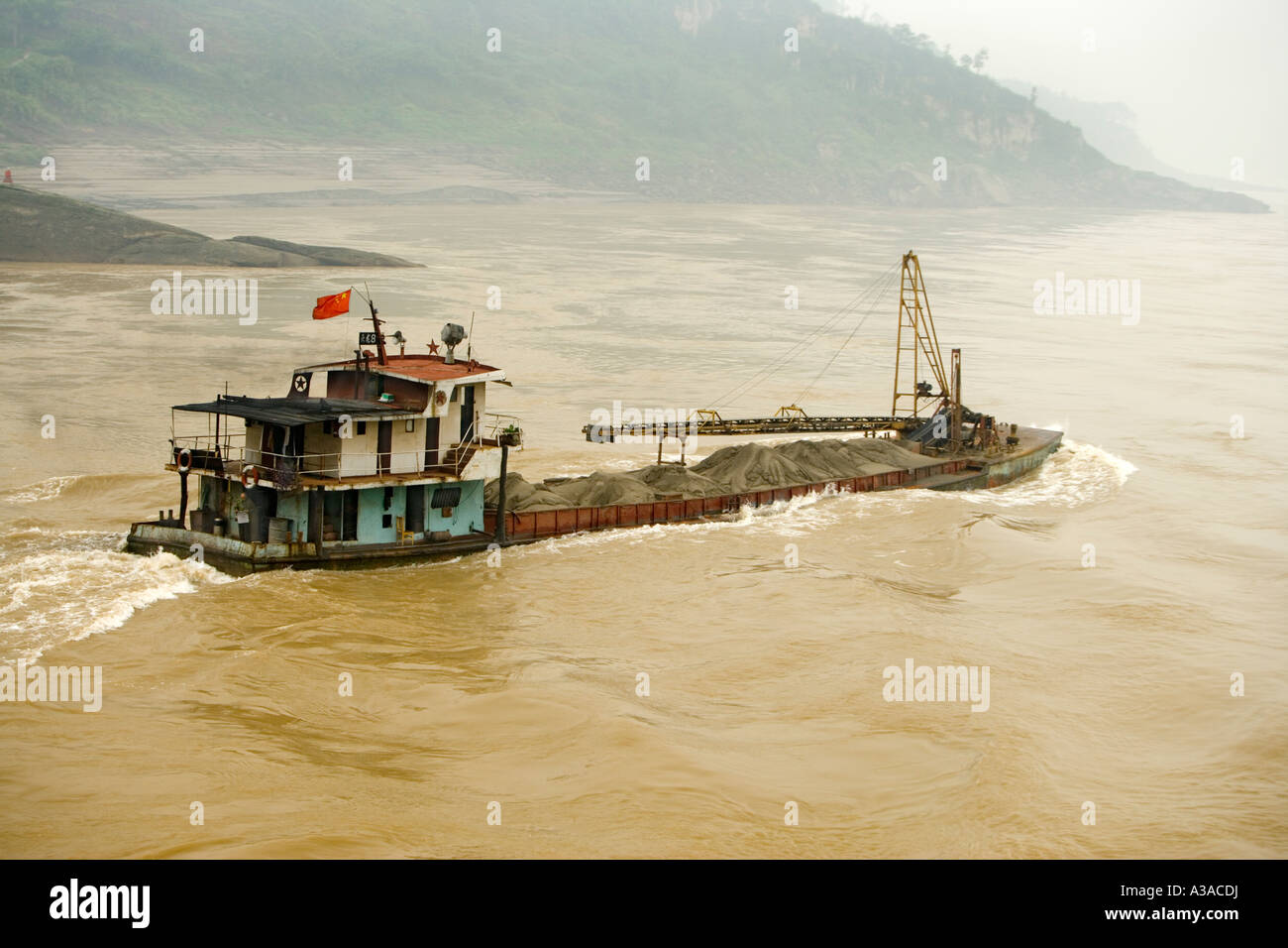 Cargo trasporta sabbia, Fiume Yangtze, Cina Foto Stock