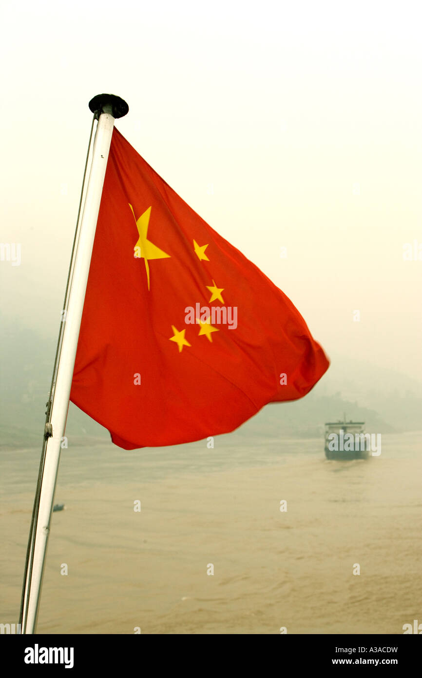 Bandiera cinese volare stern di tourboat, Fiume Yangtze, Cina Foto Stock