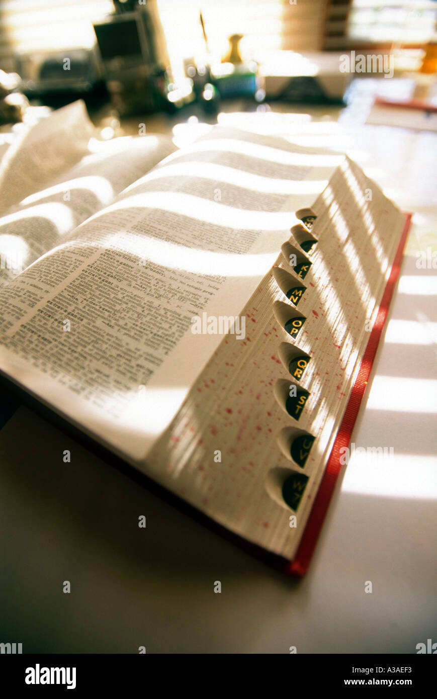 Aprire il dizionario di italiano sulla scrivania Foto Stock